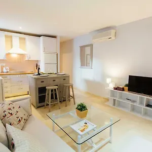 One & Lux- Lagar Apartment